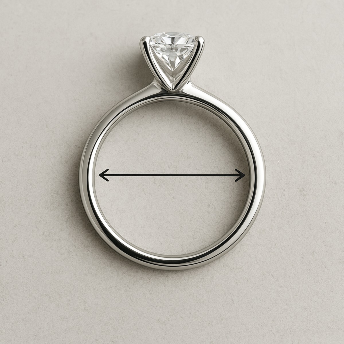 Illustration d’une bague vue de profil avec indication du diamètre intérieur, méthode simple pour mesurer une bague de votre collection et trouver la bonne taille chez Laveran Paris.